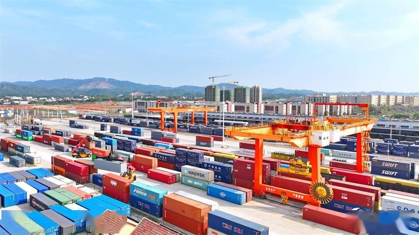 江西赣州南康区 木材家具国际进出口货物集装箱装卸繁忙